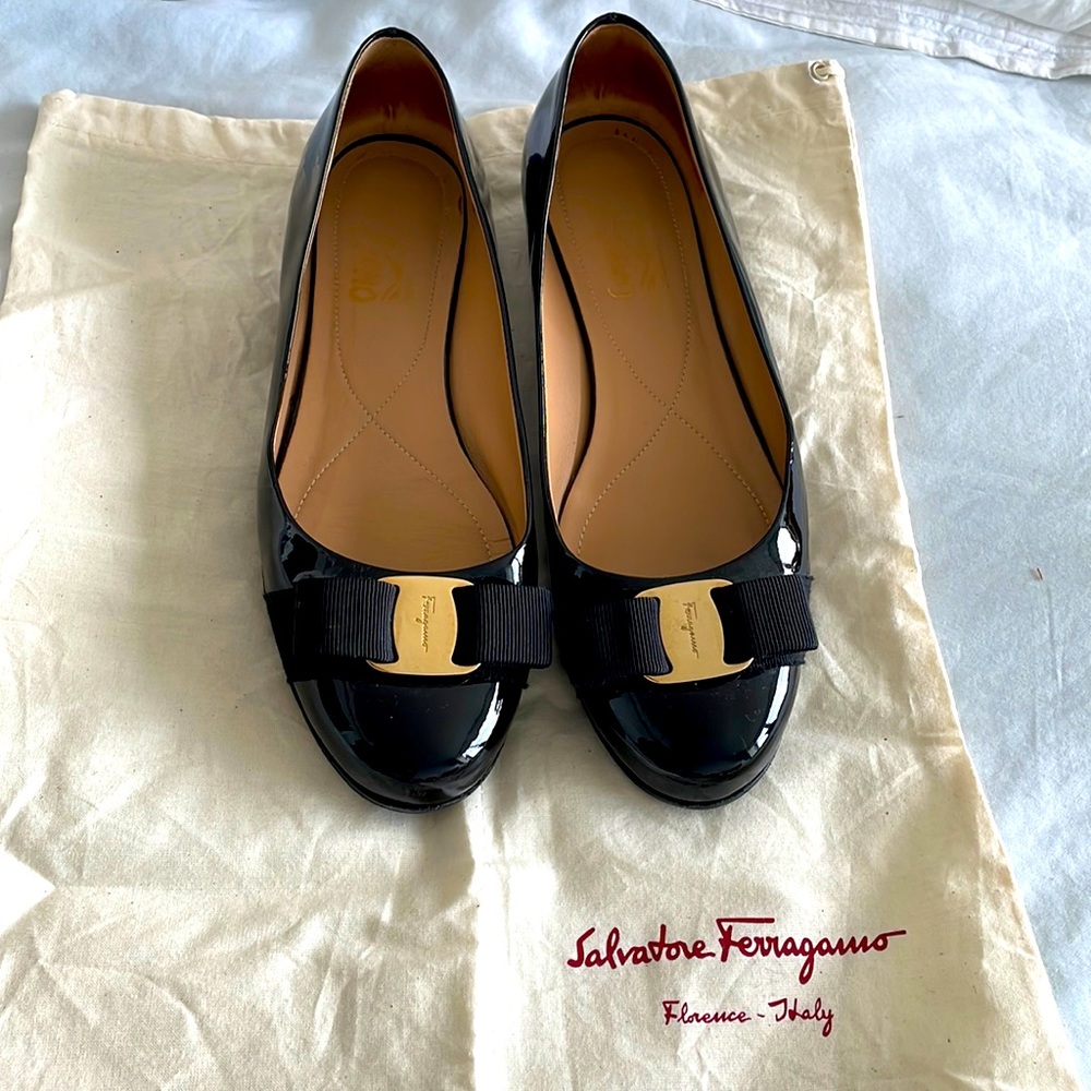 Salvatore Ferragamo women patent leather black vara ballet flat. Size 8B.